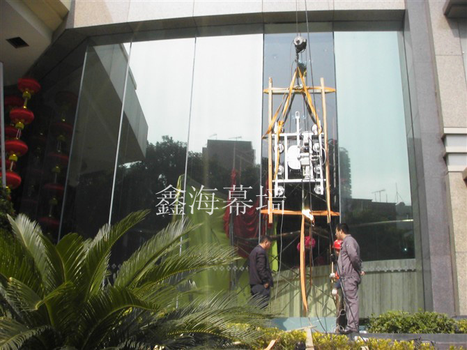 深圳皇轩酒店更换7米长落地玻璃